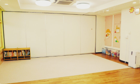 東京愛育苑さゆり保育園（保育士の求人）の写真3枚目：園舎内は明るくて広々しています