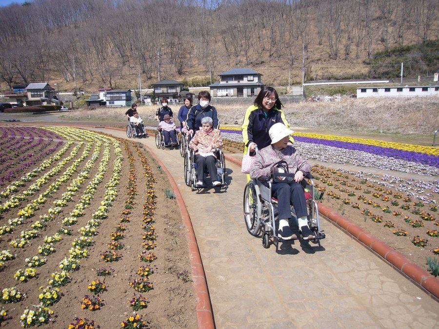 盲老人ホーム松ヶ丘葵荘（看護師/准看護師の求人）の写真2枚目：【レクリエーション風景】
お天気の良い日はお散歩です。