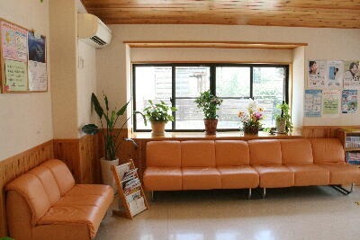 水野歯科クリニックの写真2枚目：広々としていてくつろげる待合室です