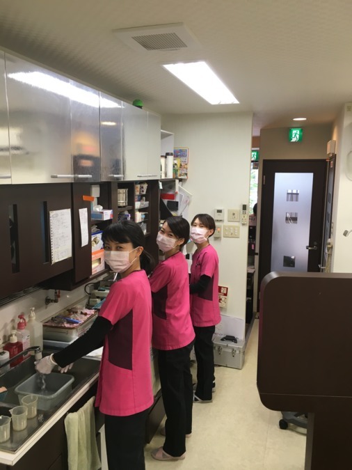 佐藤歯科医院（歯科衛生士の求人）の写真3枚目：診療中はスタッフ同士お互いに連携しながら仕事をしています。