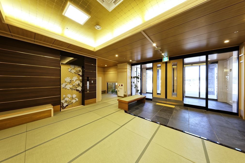 ラグナケア春日台　　特別養護老人ホーム／ショートステイ／介護付きケアハウス（介護職/ヘルパーの求人）の写真5枚目：施設設備。
玄関ホールです。