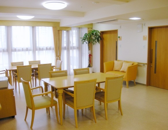 シップヘルスケアフード（株）　リアンレーヴ横須賀内厨房（調理師/調理スタッフの求人）の写真2枚目：食堂は明るく広々としています