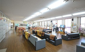 打田友愛デイサービスセンター（介護職/ヘルパーの求人）の写真2枚目：建物は全面バリアフリーです