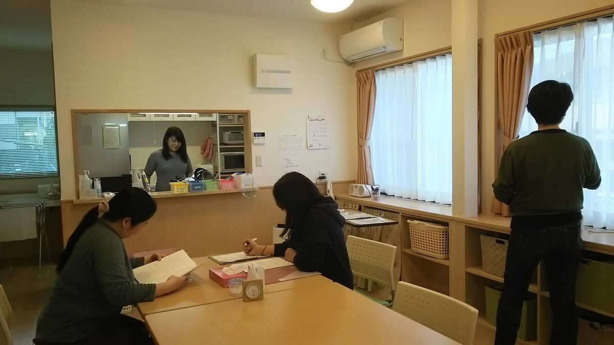 グループホーム深大寺みつばちの写真2枚目：リビングにて