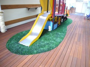おもと保育園の写真6枚目：園庭は砂場以外ウッドデッキになっています