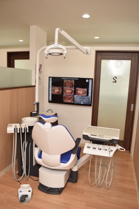 たかたに歯科（歯科衛生士の求人）の写真2枚目：半個室になっていて、使いやすい最新チェアとインパクトのある大画面を備えています。
