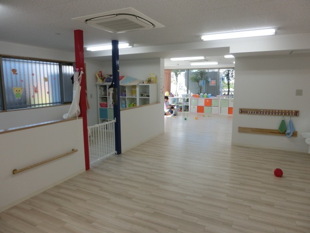 はぐはあとひまわり保育園クローバーの写真4枚目：広くて清潔な保育室