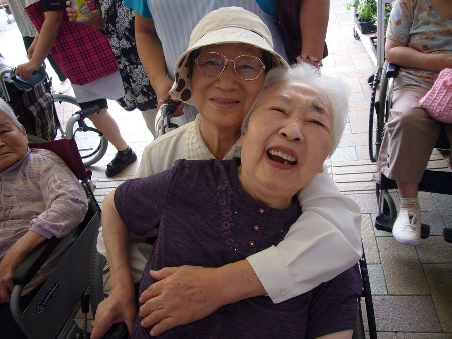 盲老人ホーム松ヶ丘葵荘（看護師/准看護師の求人）の写真4枚目：ご利用者様の笑顔が何より嬉しい！　この笑顔を引き出すのも私達のお仕事です。