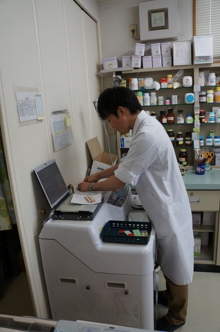 幸観堂薬局 秀天橋店（薬剤師の求人）の写真7枚目：自動分包機を導入しています