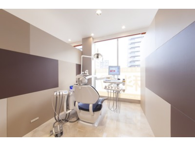 赤羽台ファースト歯科（歯科衛生士の求人）の写真3枚目：診察室は余裕ある構造です