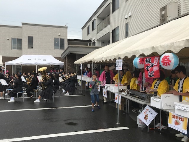 デイサービスえんじゅ引野（生活相談員の求人）の写真3枚目：毎年10月に行う周年祭♪近隣の学校や地域のボランティアの方も参加され賑やかです