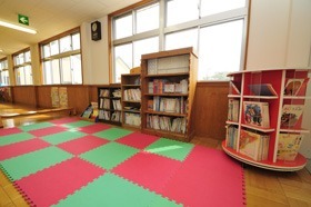 あやめ幼稚園の写真5枚目：ゆっくり本が読める図書コーナー