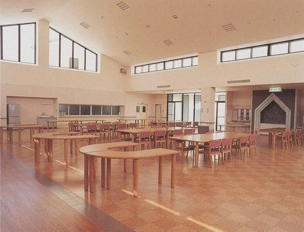 介護老人保健施設マチュアハウス横越の写真2枚目:光を多く取り組める施設のなかで、一人ひとりに合わせたケアを行います。