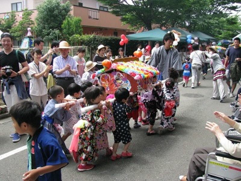 指定居宅介護支援事業所 かけはし(ケアマネジャーの求人)の写真:法人の全ての事業所が近くになります。毎年6月は法人全職員が協力してお祭りを開催します。