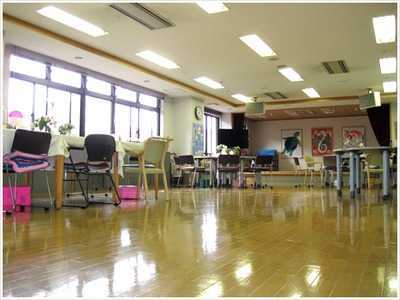 多摩市さくらが丘在宅サービスセンター（介護職/ヘルパーの求人）の写真2枚目：広く利用者様に目が届きやすいデイサービスです