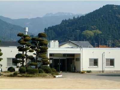 特定施設入居者生活介護養護老人ホーム 石燧園（調理師/調理スタッフの求人）の写真1枚目：西条市小松町に立地する豊かな自然に囲まれた養護老人ホームです