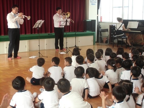認定こども園　明佳幼稚園の写真7枚目：演奏会鑑賞　プロの奏でる音楽に耳を傾けます