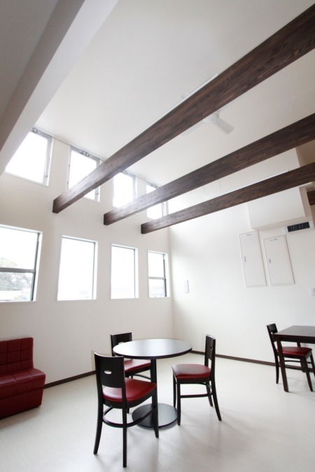 住宅型有料老人ホーム　エブリ赤坂（介護職/ヘルパーの求人）の写真7枚目：２F　共有スペース