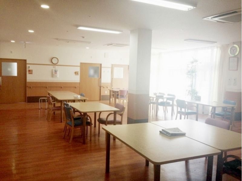 多機能ホーム樫の木（介護職/ヘルパーの求人）の写真3枚目：自然光の差し込む、広々とした明るい施設です