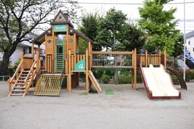 あやめ幼稚園の写真1枚目：様々な遊びができるベアーズランド（集合遊具）