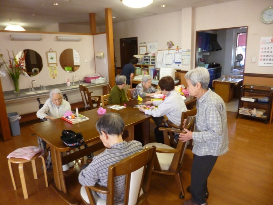 グループホーム美乃里（介護職/ヘルパーの求人）の写真12枚目：お年寄りと一緒にレクリエーションしている風景です。