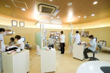 としもりサンフィッシュデンタルクリニック(歯科助手の求人)の写真:1つのユニットのスペースを多めに取り、ゆったりとした診療ができるよう工夫しています
