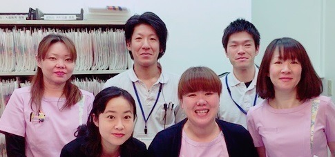 整形外科おがたクリニック（医療事務/受付の求人）の写真3枚目：受付スタッフ一同、ご応募心よりお待ちしております♪