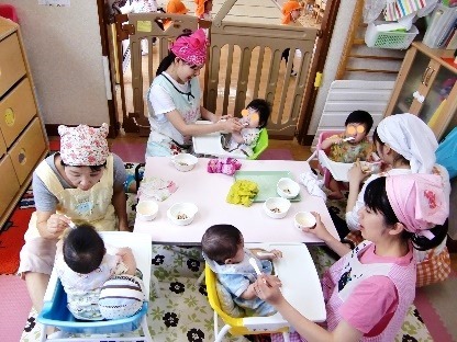 社会福祉法人頌栄会　本部（保育士の求人）の写真4枚目：【離乳食】０歳児９名の園児に対して６名の職員が保育を行います。