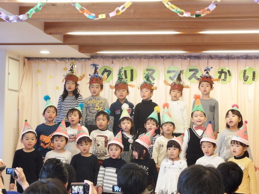 ねむの樹北寺尾保育園の写真9枚目：クリスマス会などの行事を通して、また音楽教室、英語教室を通して子ども達の五感を豊かに育てます