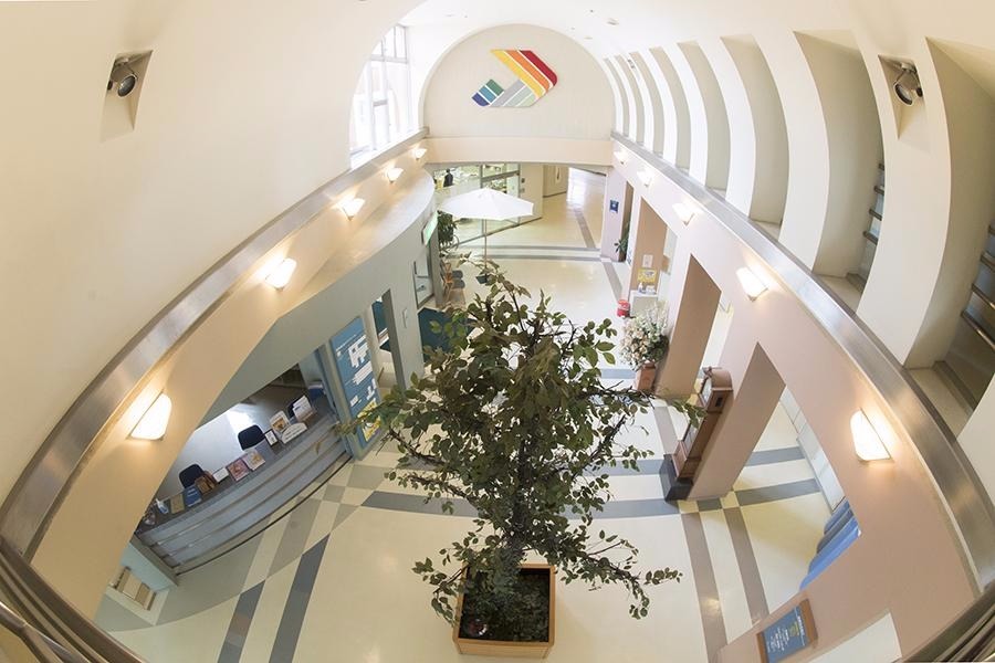 大島病院(公認心理師/臨床心理士の求人)の写真7枚目:天井が高く解放感のある院内です