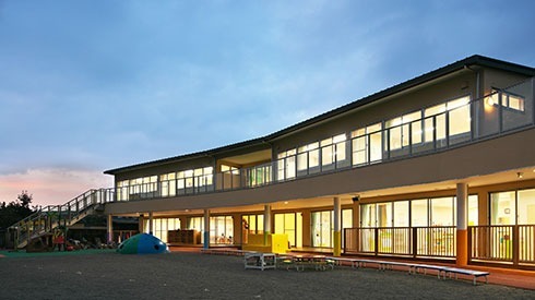 あつみ幼稚園の写真2枚目：木のぬくもりあふれる施設内で子ども達の成長を支えてみませんか？