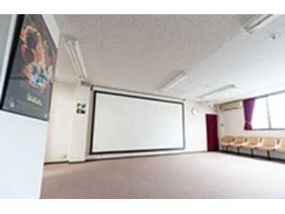 デイサービスセンターここから倶楽部下新庄(看護師/准看護師の求人)の写真5枚目:100インチのスクリーン完備の娯楽室で楽しい時間を過ごせます