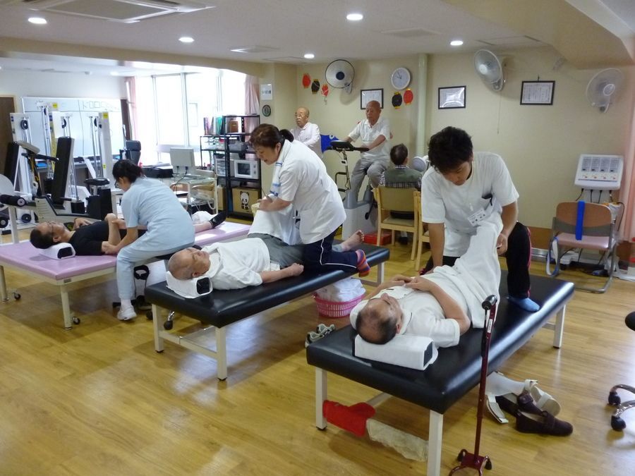 東洋病院デイケアセンター太陽（介護職/ヘルパーの求人）の写真3枚目：在宅での生活をよりよくしていくのもデイケアの役割。太陽もリハビリに力を入れています！