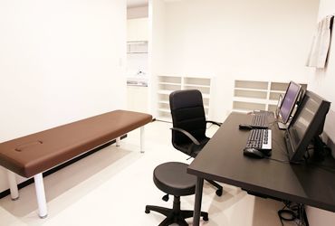いのうえクリニック（看護助手の求人）の写真2枚目：落ち着いた雰囲気の診察室です