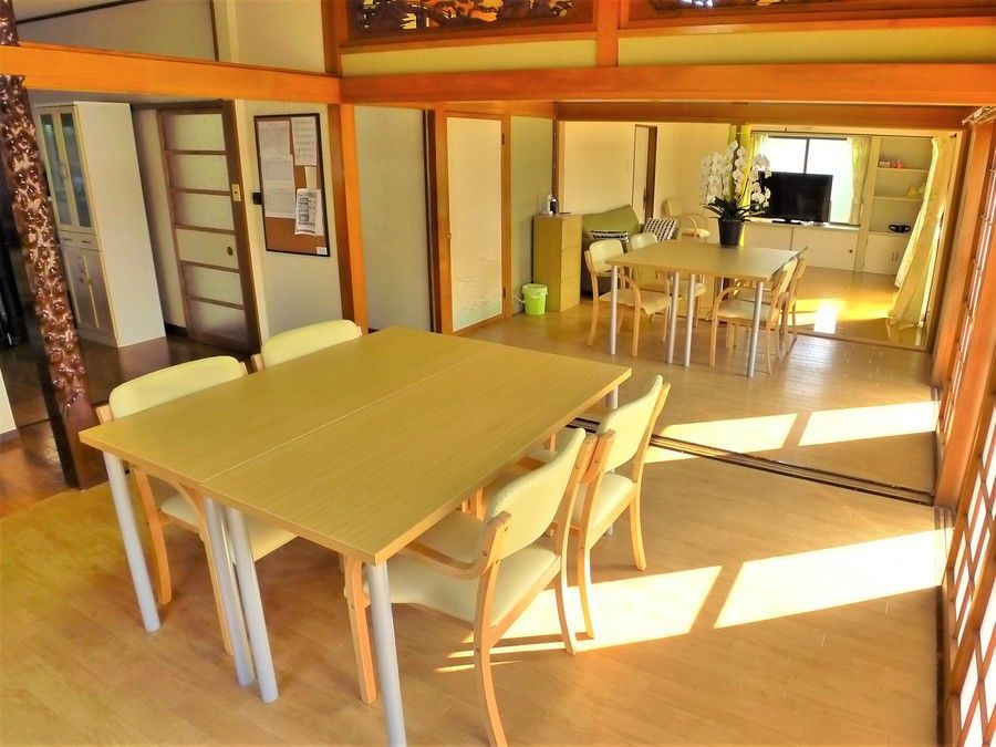 デイサービスくわん桜木店（生活相談員の求人）の写真3枚目：開放感のある明るい室内です。