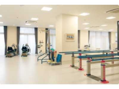介護老人保健施設プラチナ・ヴィラ宮前【デイケア】（介護職/ヘルパーの求人）の写真5枚目：【プラチナ・ヴィラ宮前】～自慢のリハビリルーム～最先端の機器が揃っています！！