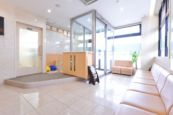 医療法人社団徳神会 みき歯科クリニック(歯科衛生士の求人)の写真3枚目:待合室です。明るくて綺麗です。