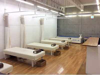 長浜クリニック(理学療法士の求人)の写真4枚目:広々したリハビリ室