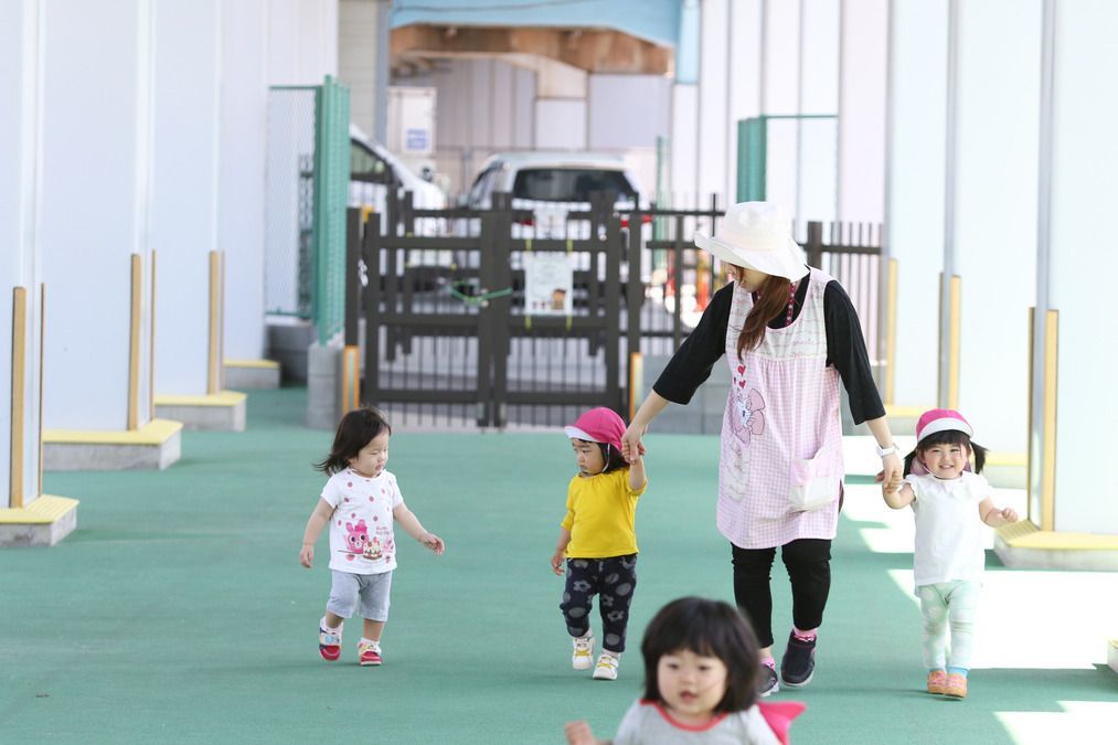 キッド・ステイ原木中山保育園（保育士の求人）の写真3枚目：東京メトロとの共同事業として高架下を有効活用した園庭なら雨の日でも遊ぶことができます。