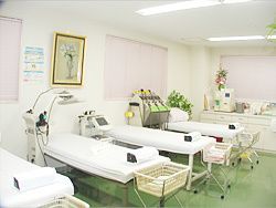 いのもと眼科内科（看護師/准看護師の求人）の写真3枚目：広く機能的な処置室