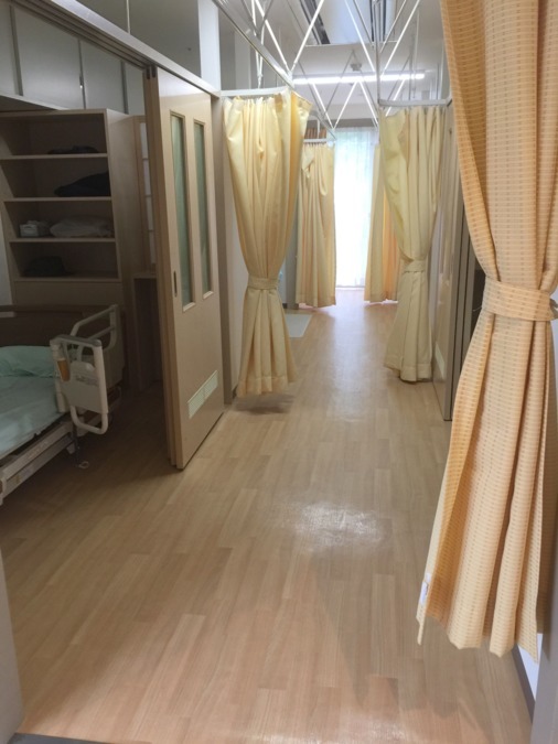 特別養護老人ホーム大阪好意の庭の写真4枚目：　　　多床室　４人部屋。プライバシー保護のために、ドアとカーテンがあります