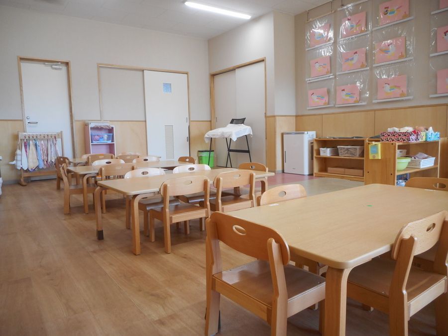社会福祉法人あかいけ寿老会　あかいけ屋下保育園（保育士の求人）の写真5枚目：三歳児（年少）さんのお部屋です。