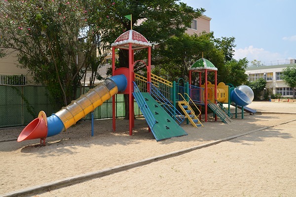 旭学園第二幼稚園の写真3枚目：子供たちの大好きな遊具も沢山