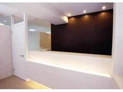 まつおか歯科医院の写真2枚目:清潔感のある、落ち着いた雰囲気の受付でみなさまをお待ちしております