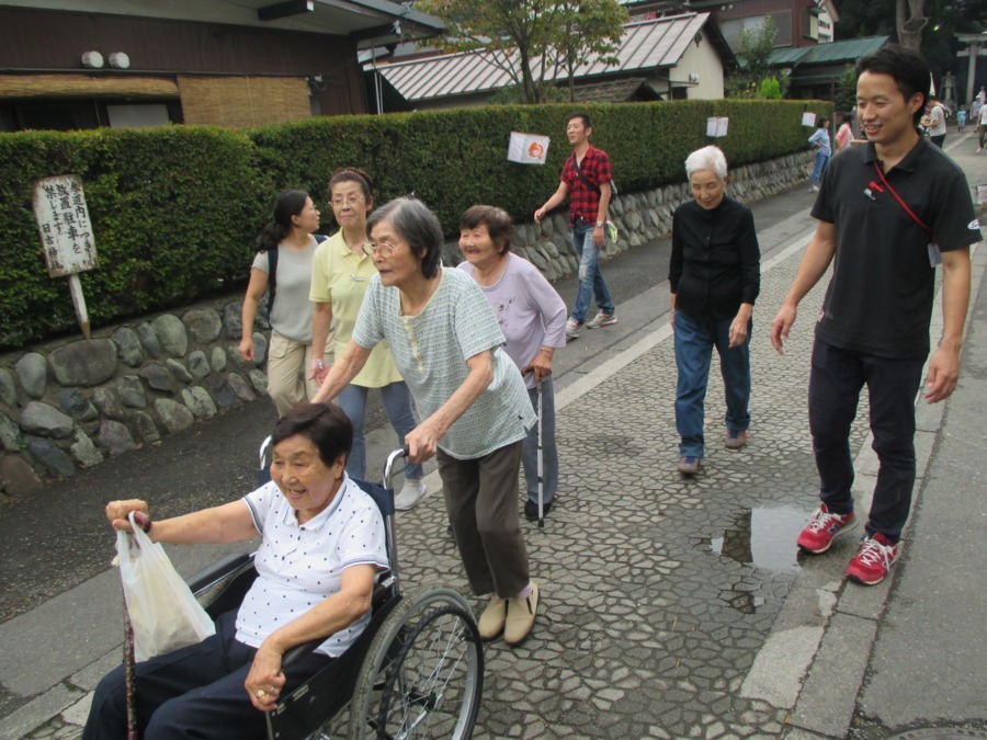和み苑デイサービス拝島の写真2枚目：近くの公園でお散歩♪利用者の笑顔がやりがいです