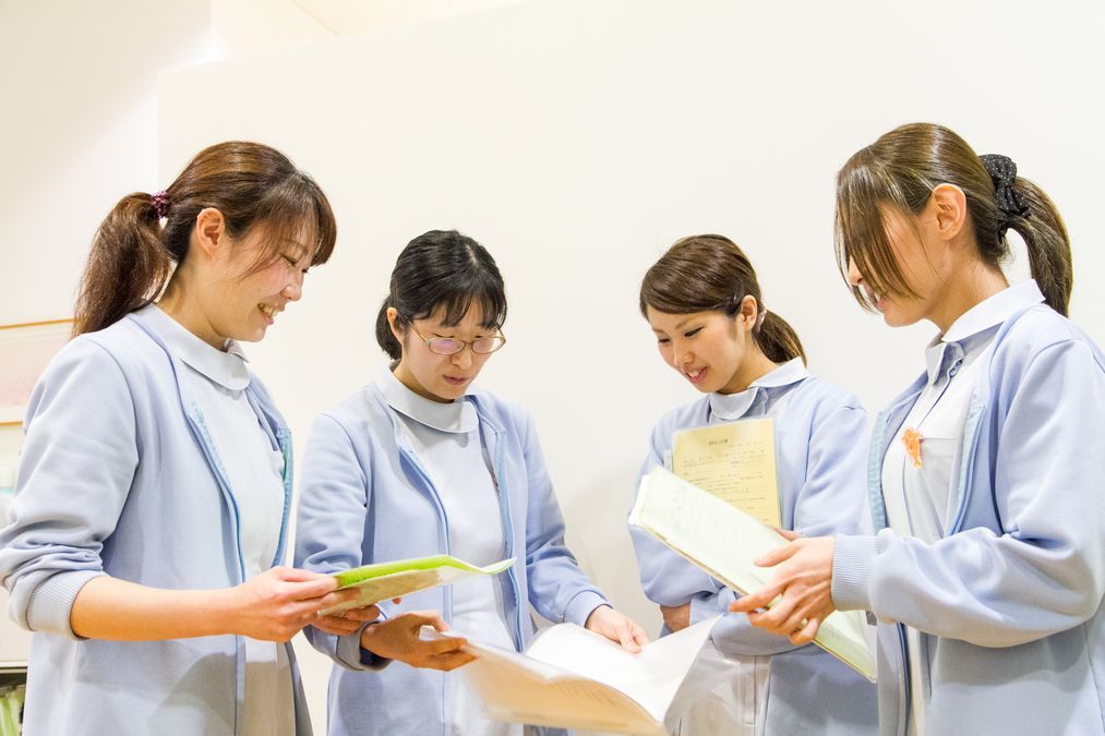 医療法人社団 てらい歯科矯正歯科（歯科衛生士の求人）の写真16枚目：スタッフ同志でも、いつも患者さんのためにできることを話し合っています。