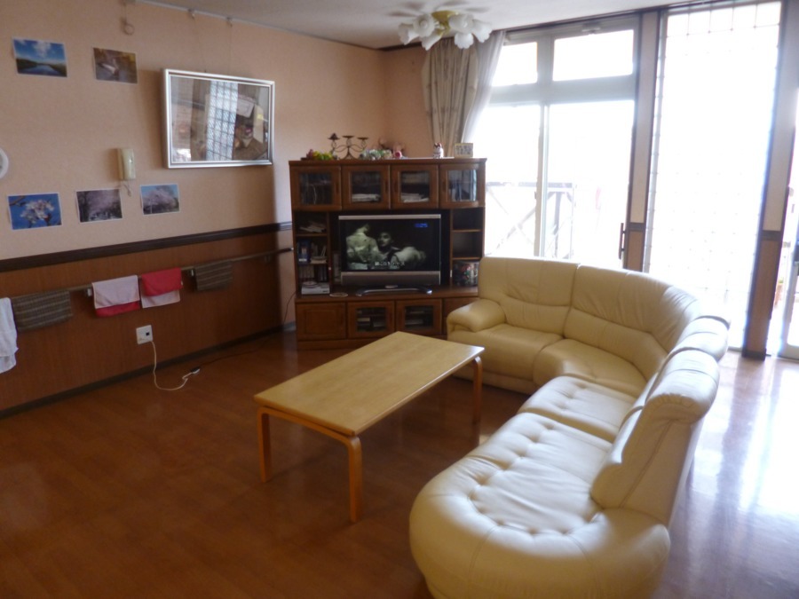 グループホーム美乃里（介護職/ヘルパーの求人）の写真11枚目：ソファーで一緒にくつろいだりしています。