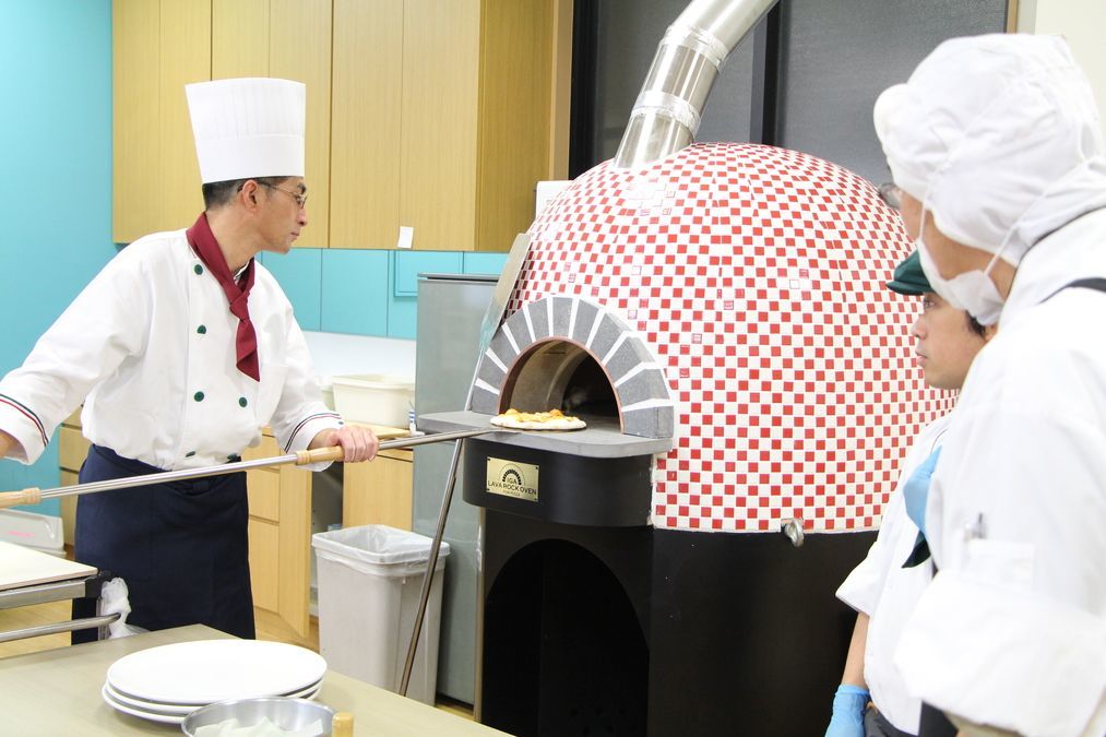 さくらの里通所リハビリセンター（介護職/ヘルパーの求人）の写真2枚目：岡崎市,介護老人保健施設さくらの里,看護介護求人,ピザ窯写真