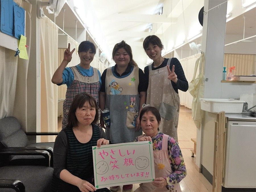 ごはん家族金田町（介護職/ヘルパーの求人）の写真6枚目：幅広い年代の職員が元気に働いています。