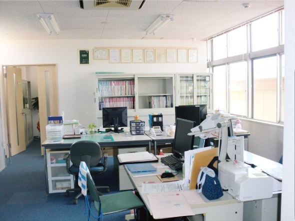 まるに居宅介護支援事業所の写真3枚目：明るい事務室です。